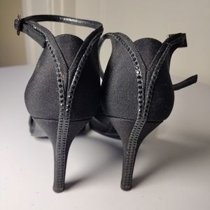 Stuart Weitzman vintage heels with accents. Size 7